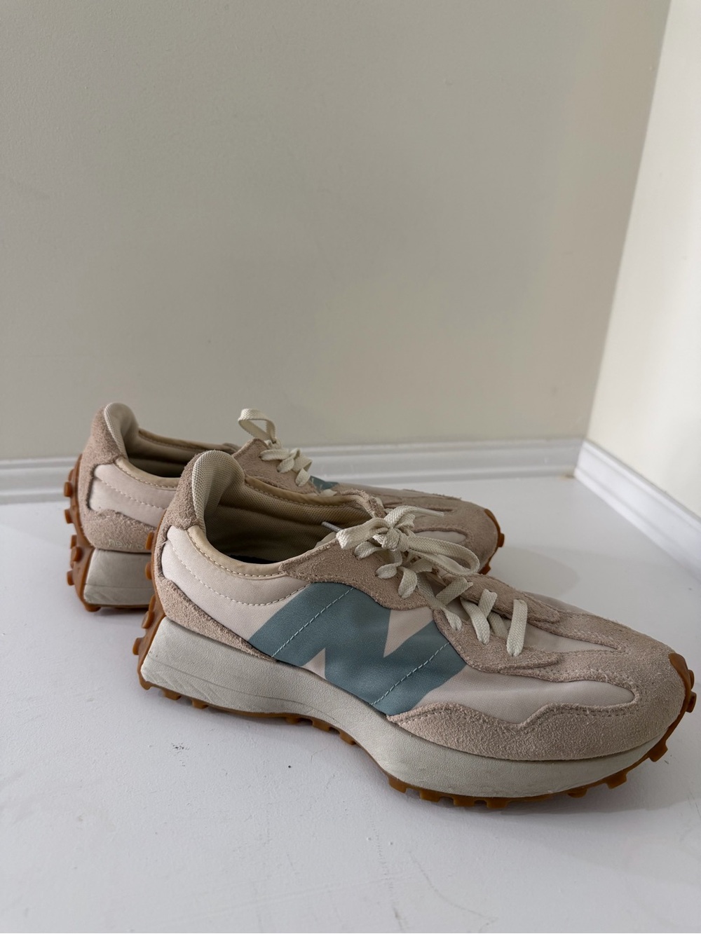 New balance 327 Beige and Blue Women's Casual Sneakers - Retro Runner Style